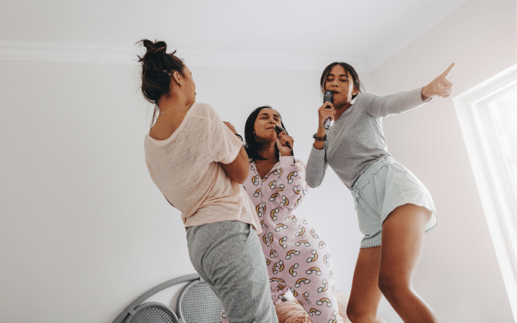 Trygg familj med Safeland hemlarm och full kontroll över kamerabevakning